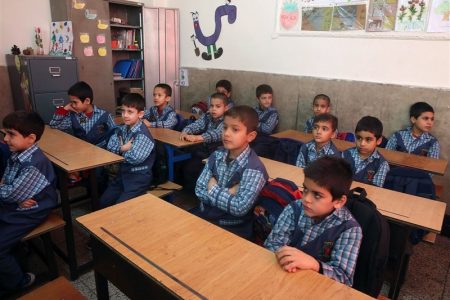 دانش‌آموزان دارای علائم سرماخوردگی در خانه بمانند