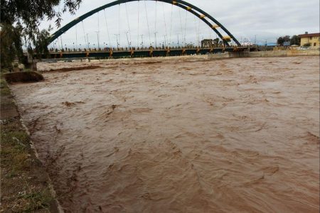 طغیان بهمنشیر در آبادان سیل بند حاشیه رودخانه را شکست