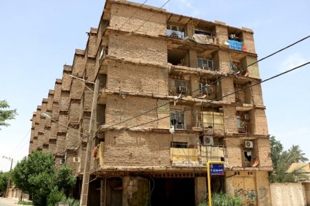 تخریب ساختمان فرسوده ۶ طبقه خرمشهر آغاز شد