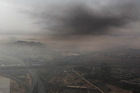 دود آتش‌سوزی مزارع جاده‌ها را گرفته است