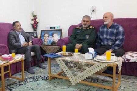 سردارشاهوارپور و فرمانده بسیج شهیدتندگویان باخانواده شهیدان صفی الله ونبی الله گنجی دیدار کردند